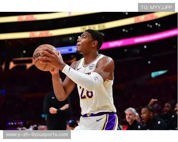 八村塁篮板空切得分，湖人锋线稳定输出